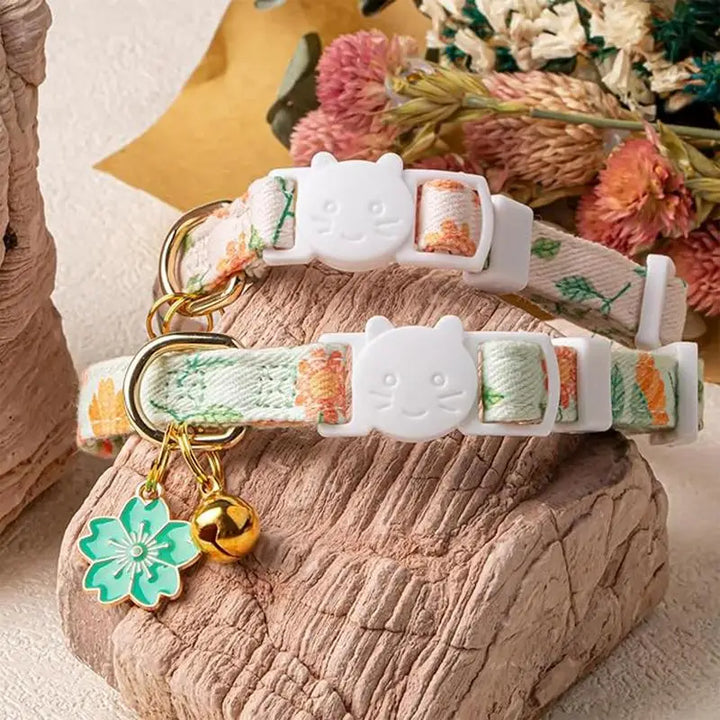 Collier fleuri chat & petit chien : tendre, sûr, et pensé comme un geste d’amour